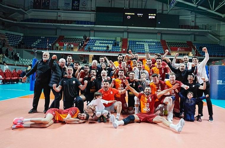İlkin Aydın yine tüm dikkatleri üzerine çekti: Adnan Polat da vardı 4